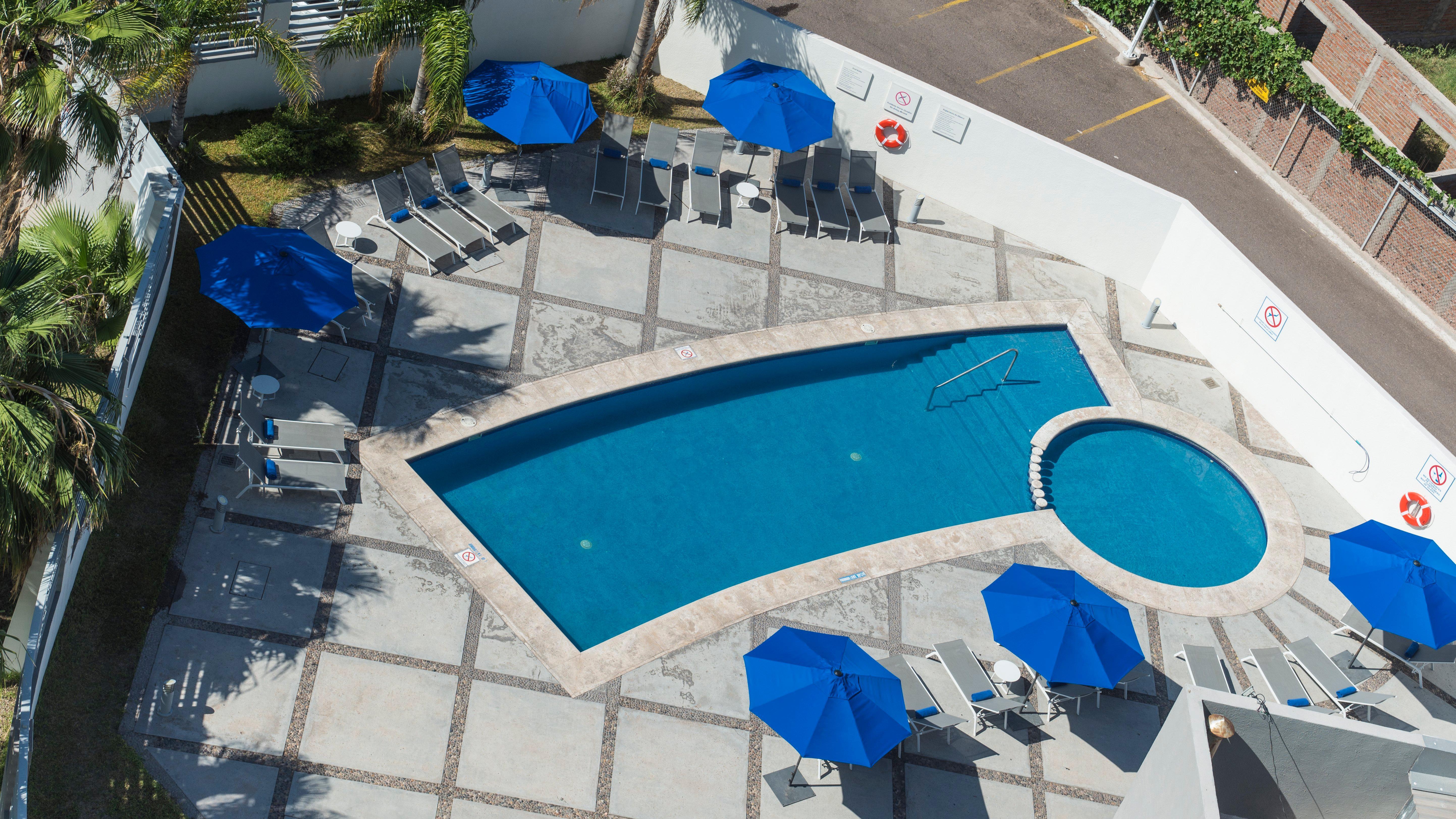Holiday Inn Express Guaymas By Ihg Buitenkant foto Aerial view of the pool at the hotel