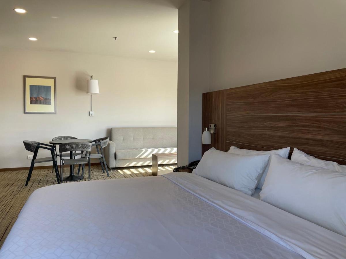 Holiday Inn Express Guaymas By Ihg Buitenkant foto A room at the hotel