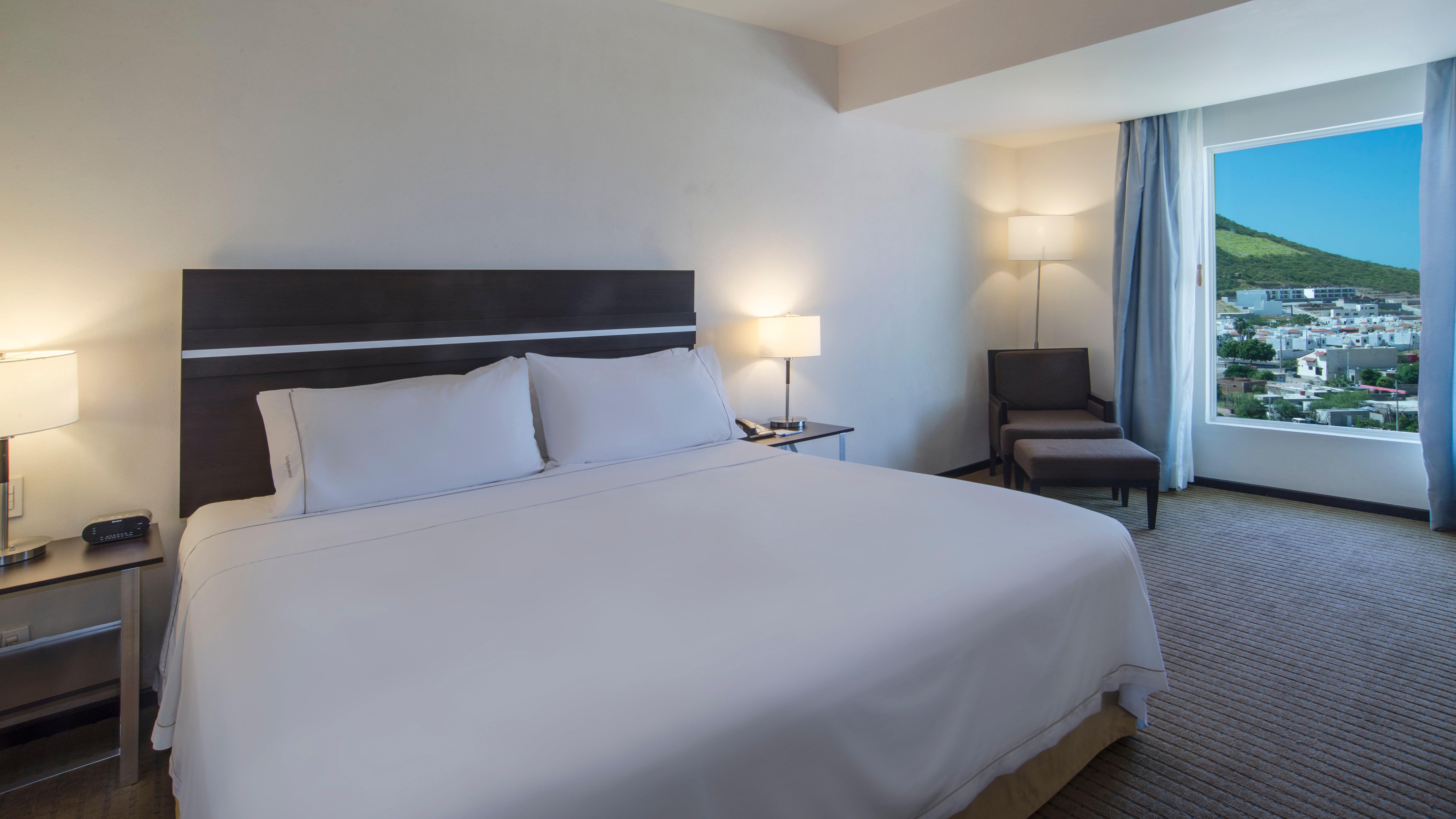 Holiday Inn Express Guaymas By Ihg Buitenkant foto A guest room at the Hilton San Francisco Airport