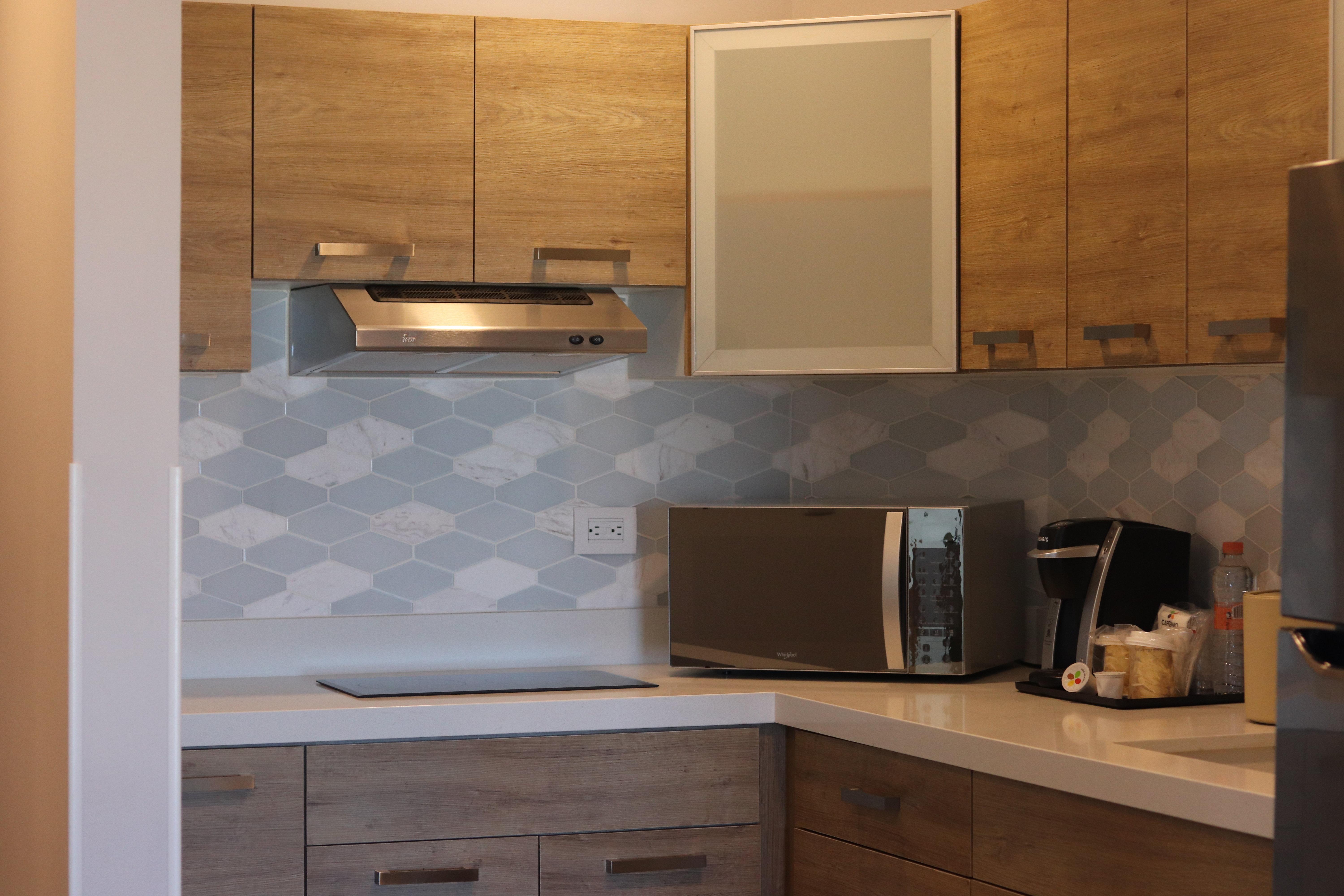 Holiday Inn Express Guaymas By Ihg Buitenkant foto A kitchen with a microwave oven