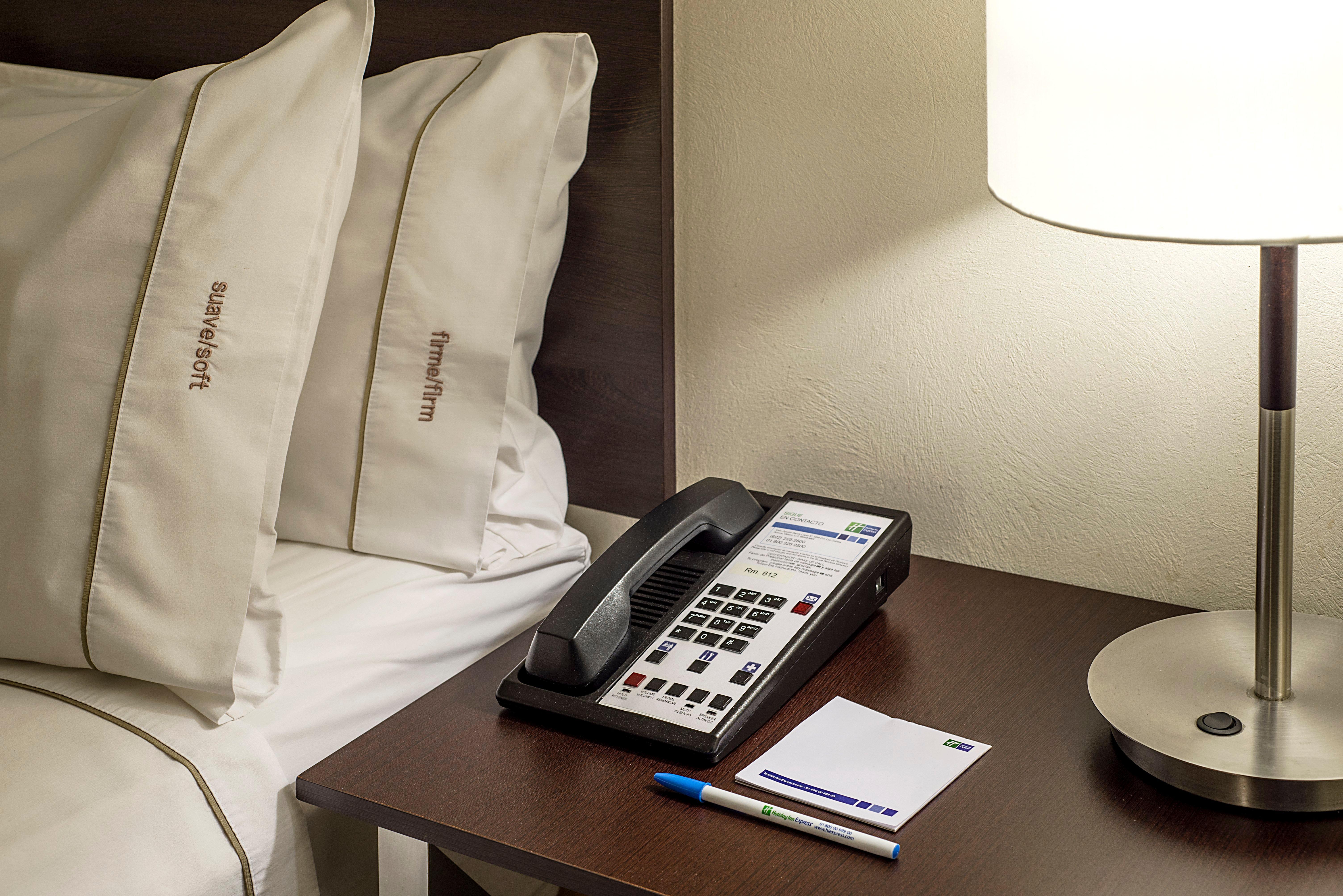 Holiday Inn Express Guaymas By Ihg Buitenkant foto A telephone in a hotel room
