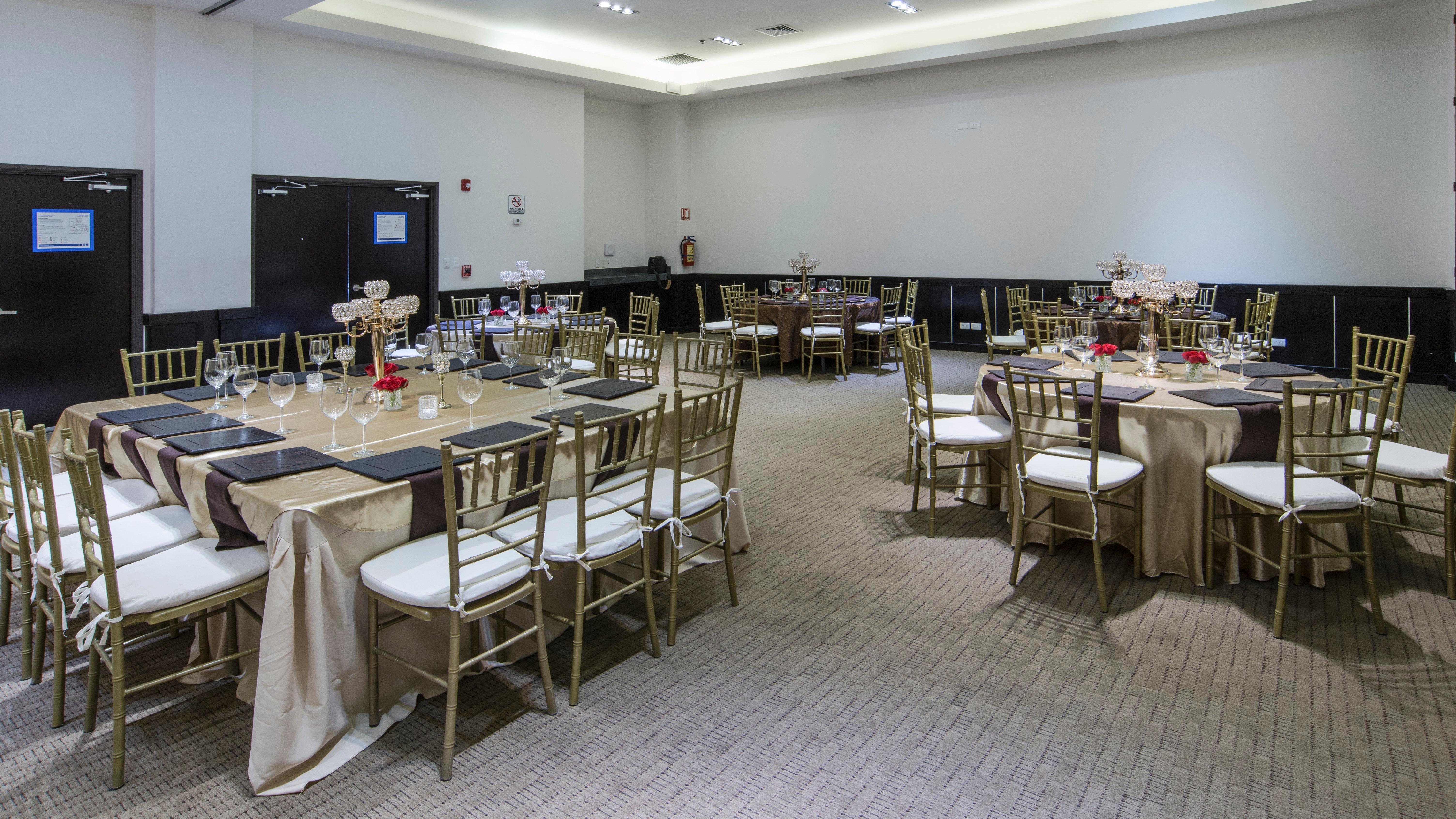 Holiday Inn Express Guaymas By Ihg Buitenkant foto The ballroom at the hotel